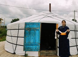 Две юрты под сенью буддийского храма: для кинопоказа и фотозоны